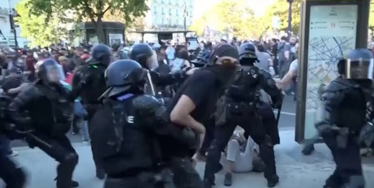 Violent clashes between police and protesters in France_ A large number of protesters are arrested