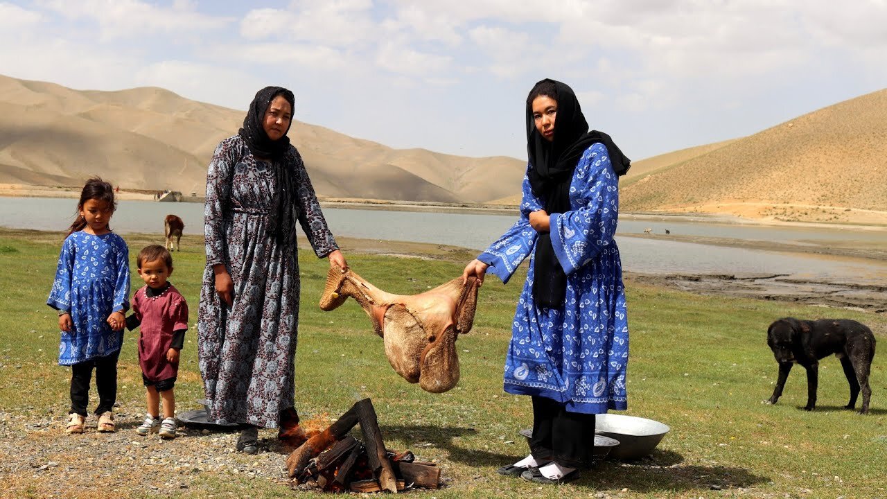 Everyday Survive in the Wilderness/ shepherd family Living in mountain village