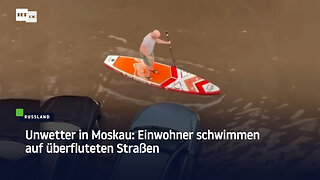 Unwetter in Moskau: Einwohner schwimmen auf überfluteten Straßen