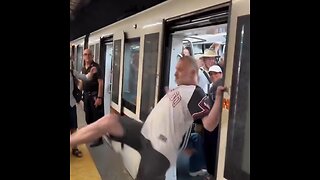 Italiano enojado impide subir al metro a grupo de mexicanos y su respuesta lo enfurece más
