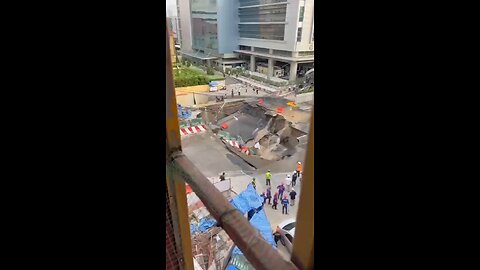 🚨 Massive sinkhole swallows part of busy Bangkok street