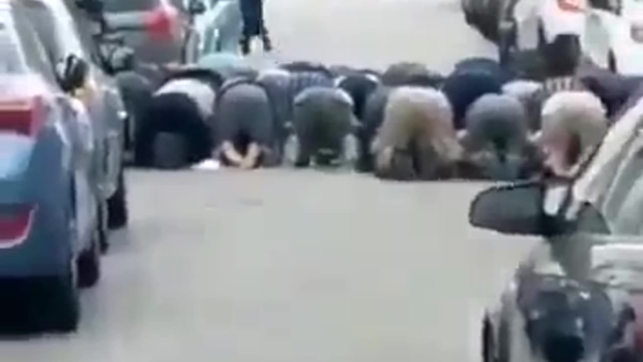 The Spaniard cannot return home because the street is blocked by Muslims who want to pray to Allah.