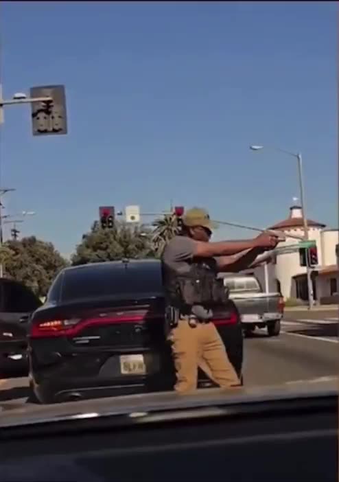 Federal Agent in Pasadena, CA draws gun on Anti-ICE protester for photographing his license plate.