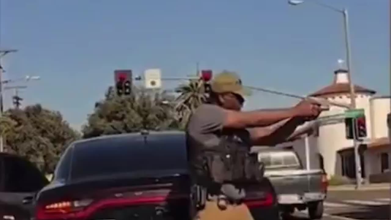 Federal Agent in Pasadena, CA draws gun on Anti-ICE protester for photographing his license plate.
