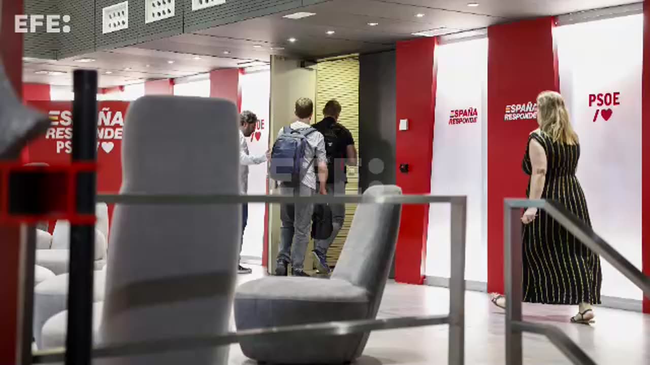 La Guardia Civil entra en la sede del PSOE por CORRUPCIÓN)