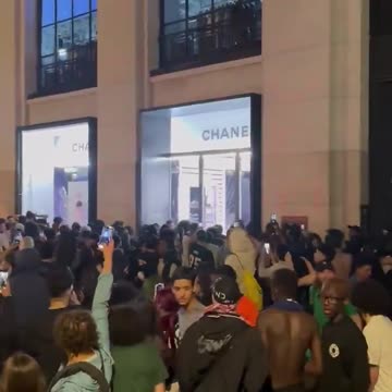 Illegal migrants loot in Paris