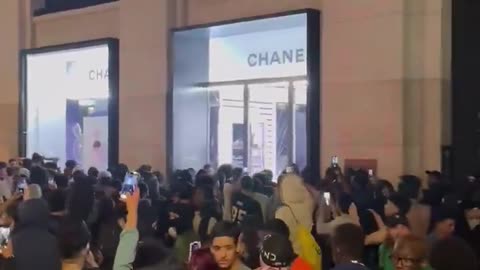 Illegal migrants loot in Paris
