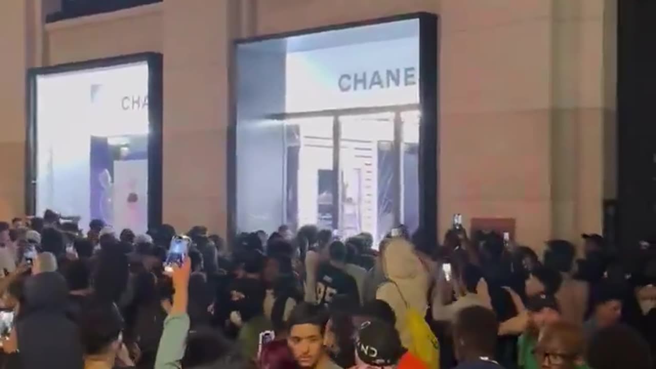 Illegal migrants loot in Paris