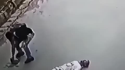 Man beats up the coward who tried to rob him and records it.