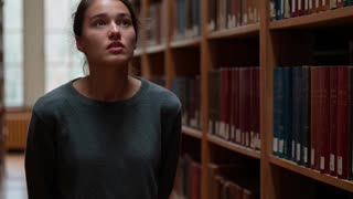Caminar con las manos atrás: ¿Qué dice la psicología?.