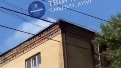 ‼️ Footage of a drone flying low over Kyiv