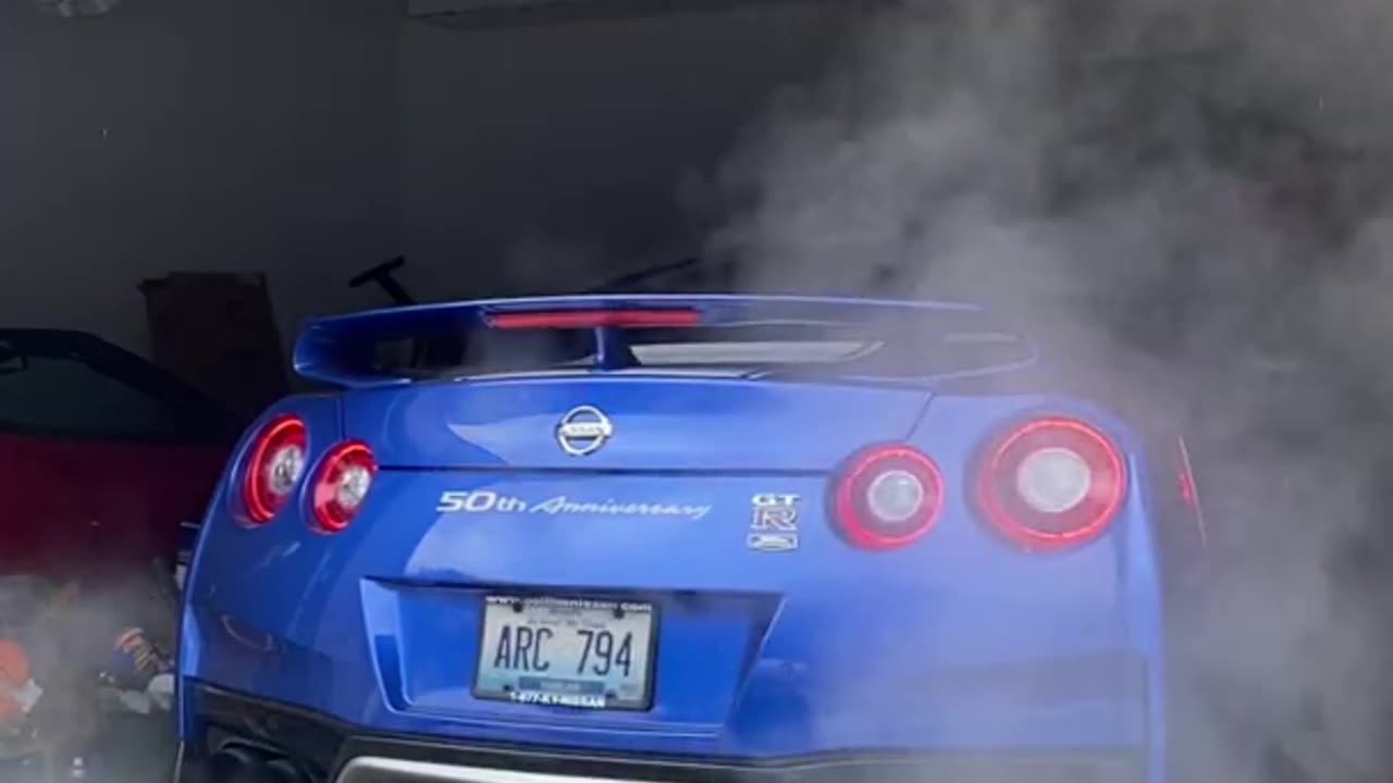 Straight_piped_Nissan_GT-R_Cold_start