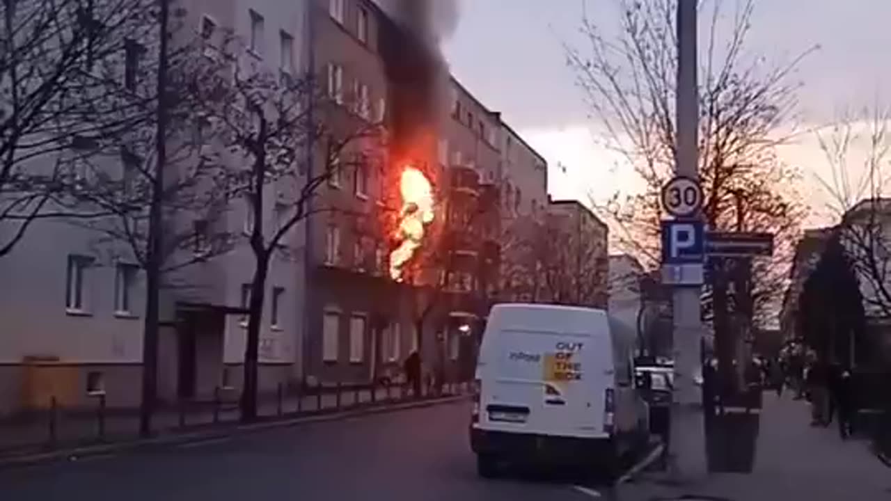 #PILNE: Pożar mieszkania w bloku na Chociszewskiego w Poznaniu. Są osoby poszkodowane.