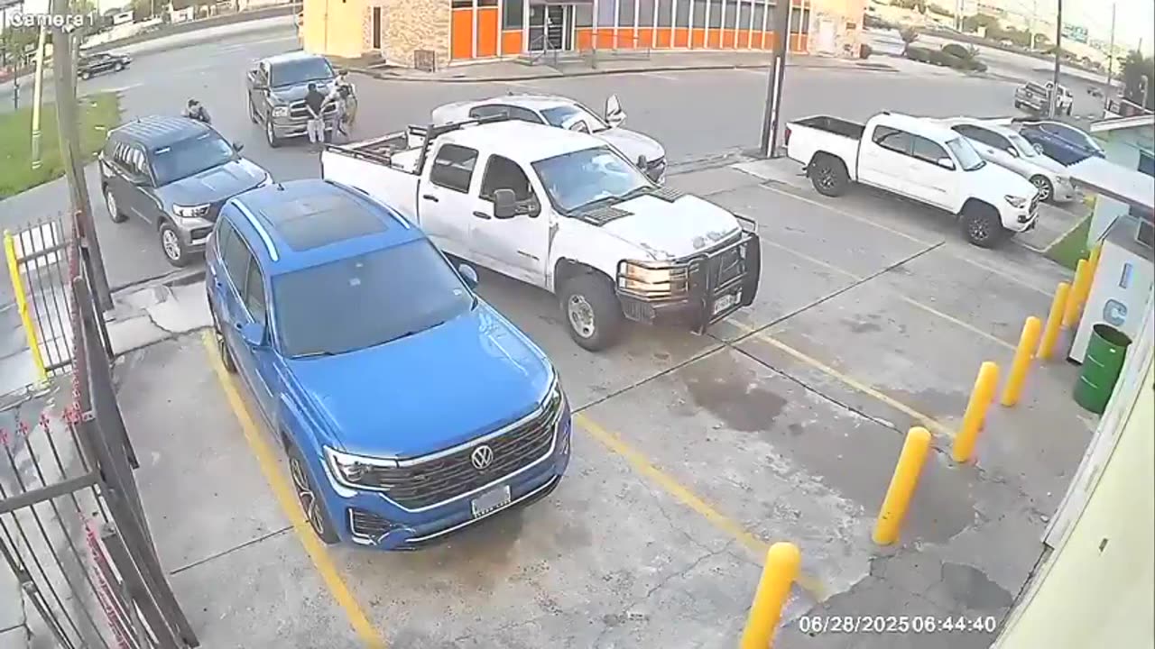 Illegals run from ICE agents during immigration operation in Houston