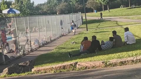 Piscine, Voyeur et Immigration