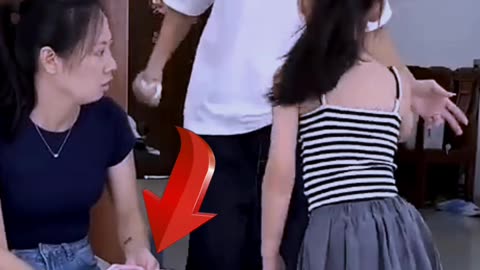 My daughter appeared in time to stop my husband's behavior, otherwise I would have lost ten yuan