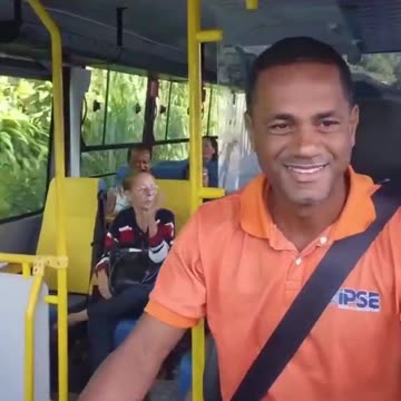 Bus driver moves the internet after receiving flowers from children while on duty 🥺❤️