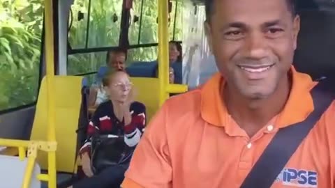 Bus driver moves the internet after receiving flowers from children while on duty 🥺❤️ 