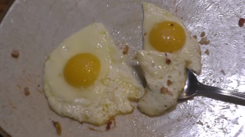 OH MY GOD NOW THE EGGS HAVE AN EYEBALL!!