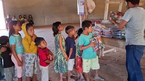 Brazil: Mekido, FM missionary, passing out Bible kits to the children of Serra do Sol