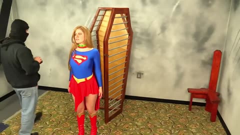 Super Girl Face a Killer Man In the City