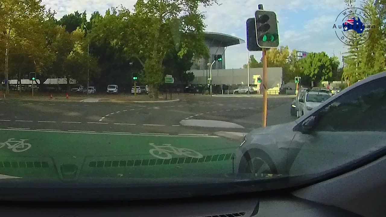 Right turn only straight lane by wannabe driver