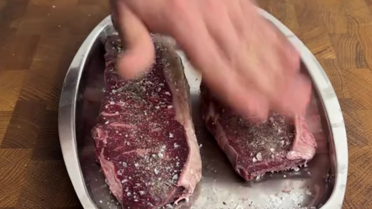 Steak with fried potatoes and red wine sauce