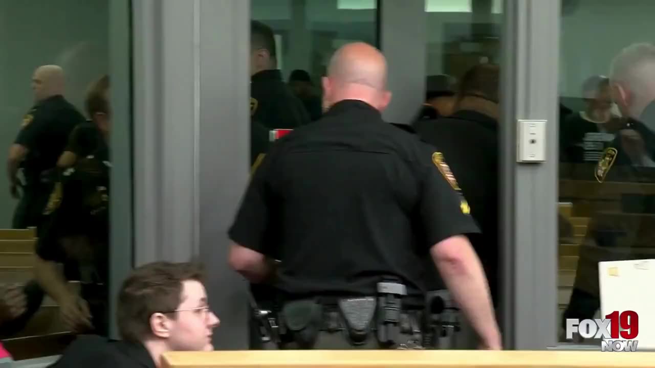 Black Brawl breaks out at Cincinnati's Courthouse…--😂😂😂😂-