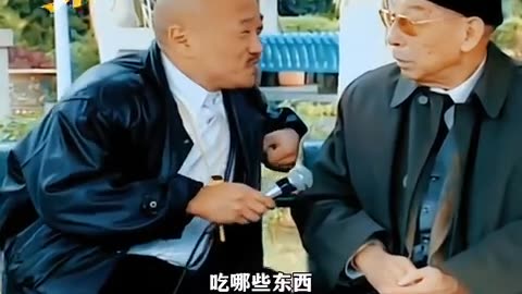1990年，凌峰拜访张学良少帅，给电视台提笔写字