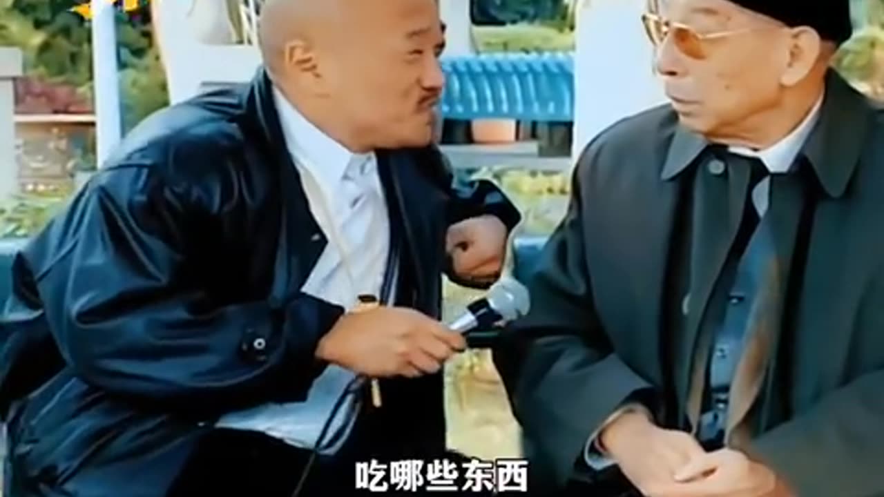 1990年,凌峰拜访张学良少帅,给电视台提笔写字