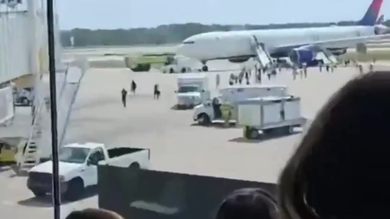 Engine Fire of A330 Airbus Delta Airlines Flight from Orlando to Toronto