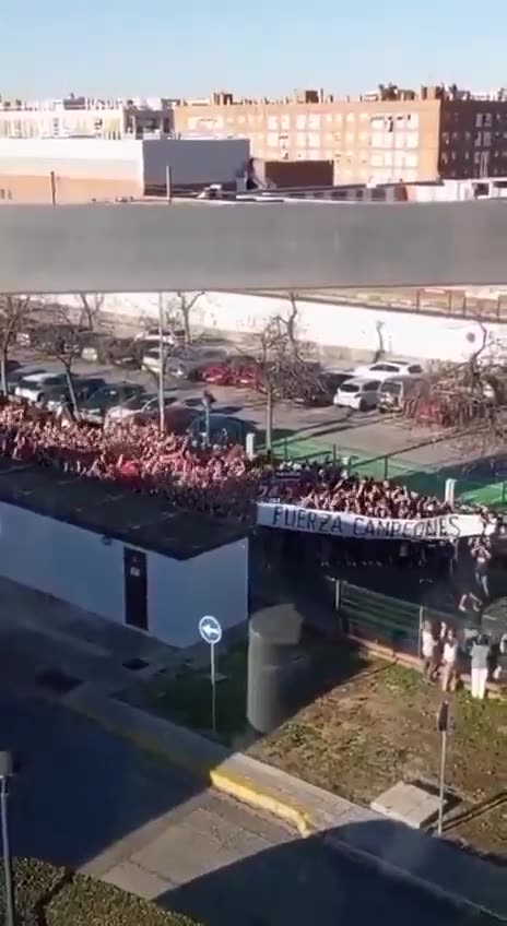 “Courage, champions." - Sevilla fans made an unannounced stop outside the Children's Oncology Unit