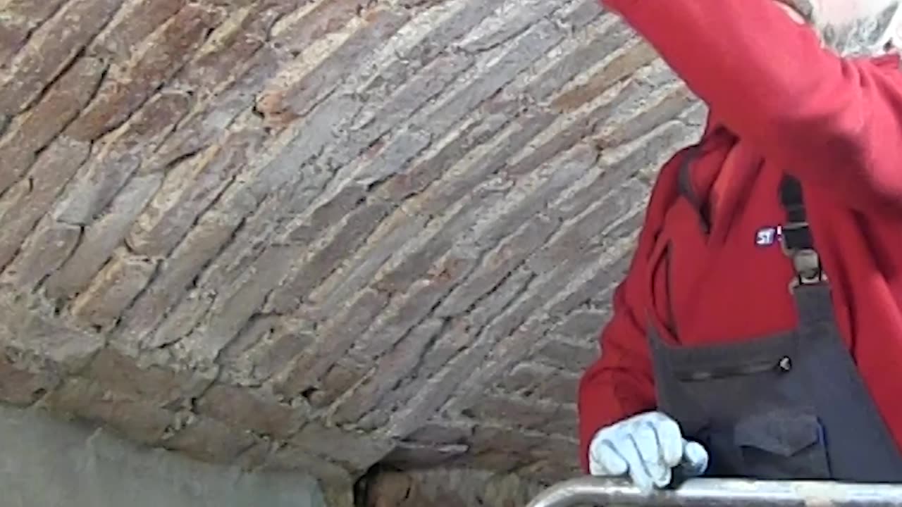 APPLICARE Fissativo MaxMeyer su MATTONI Antichi