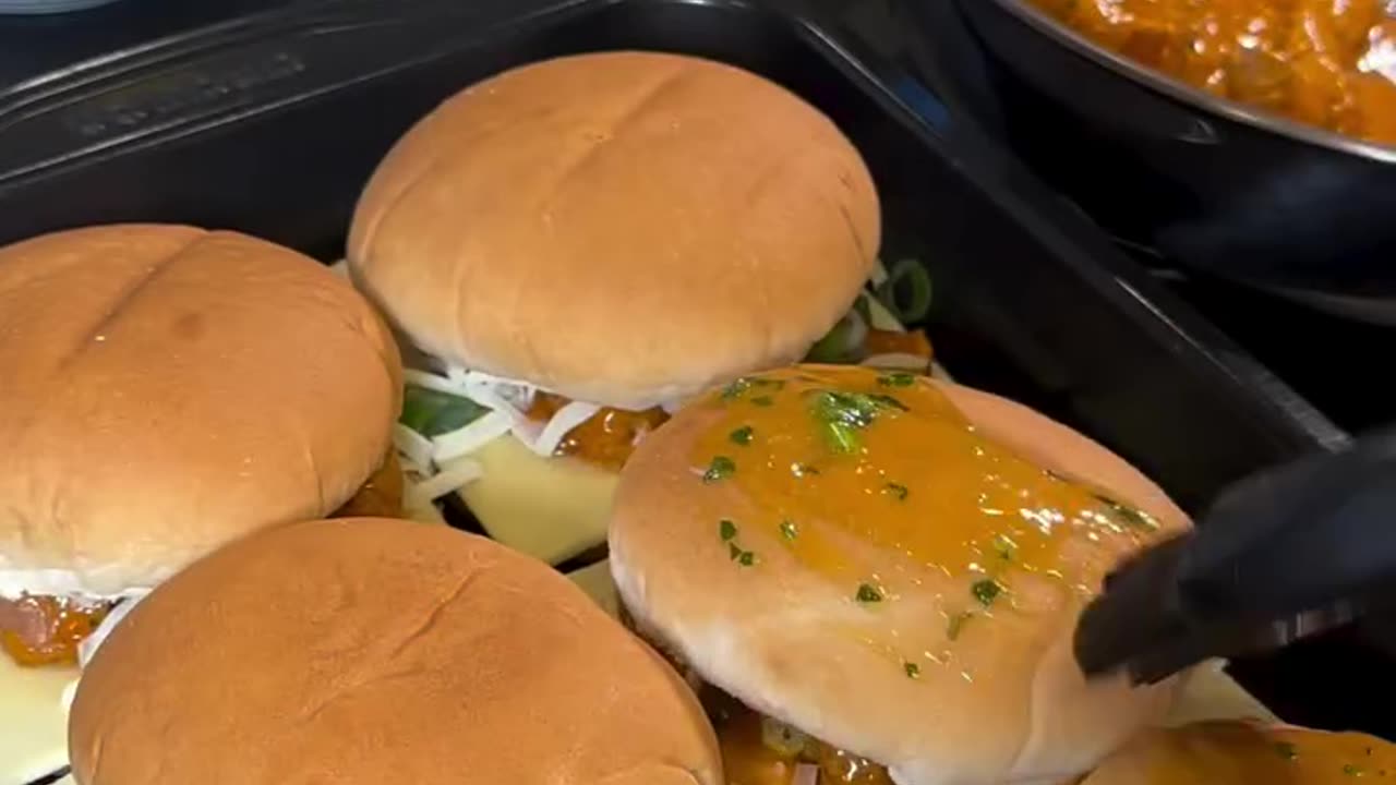 Craving bold flavor in every bite Bang Bang Chicken Cheesy Sliders !!Perfectly crispy, saucy
