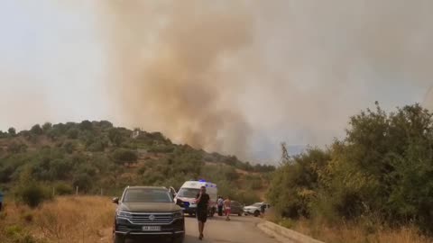 Pogradec, flakët rrezikojnë banesat në Kriçkovë, zjarri izolohet në kohë