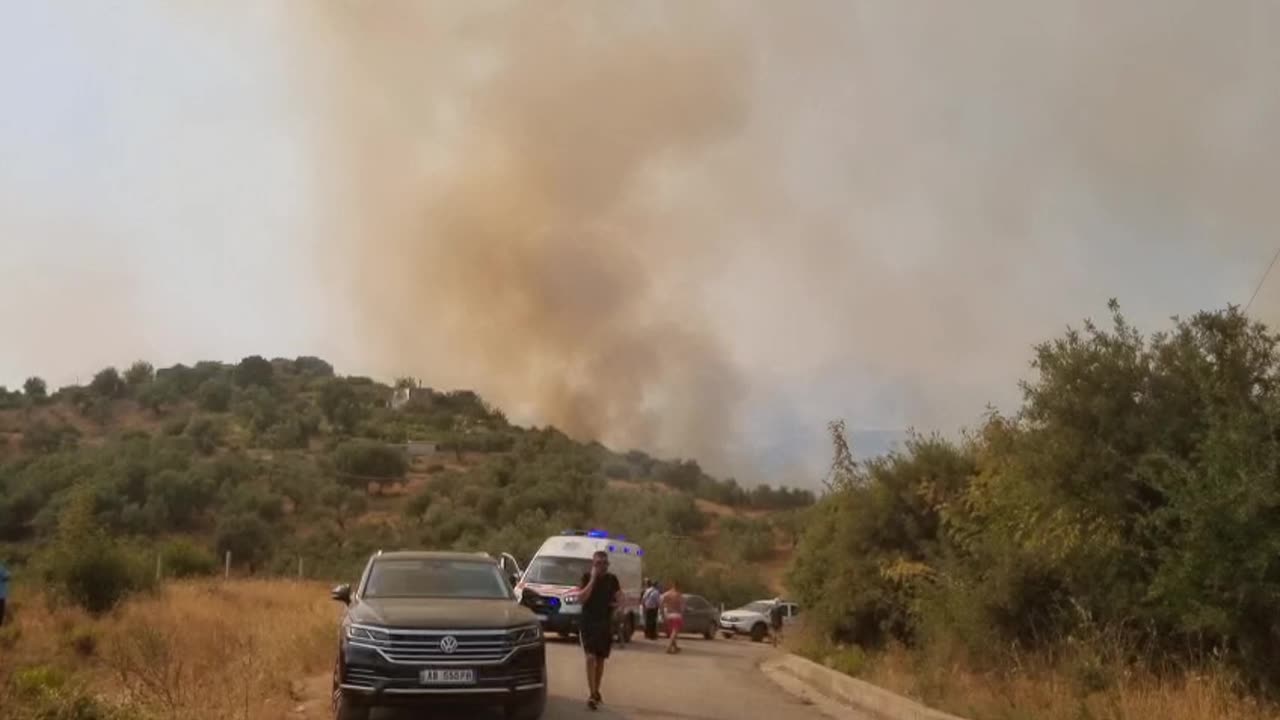 Pogradec, flakët rrezikojnë banesat në Kriçkovë, zjarri izolohet në kohë