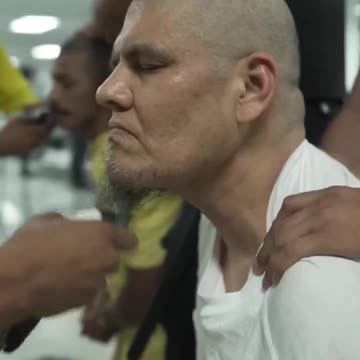 🚨🇺🇲🇸🇻 BREAKING Venezuelan gang members deported by Trump arrive at mega-prison in El Salvador.