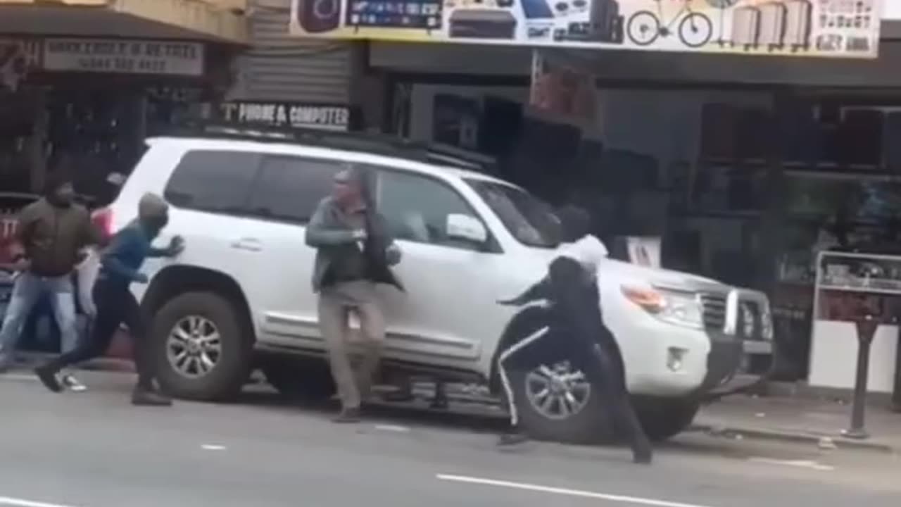 Old Man forced to protect himself with a knife from car thieves