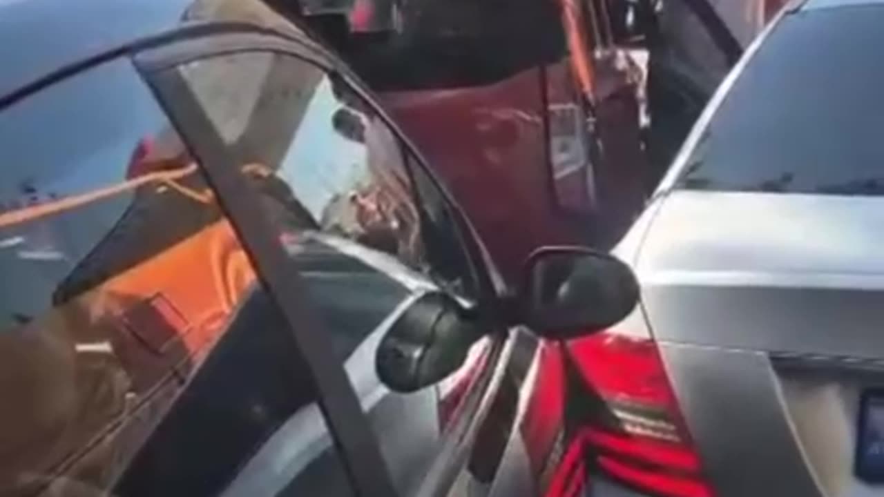 Aksident pranë portit të Vlorës, përfshihen tre automjete, nuk ka të lënduar