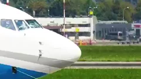 why to walk your Boeing 737 in the airport on a leash