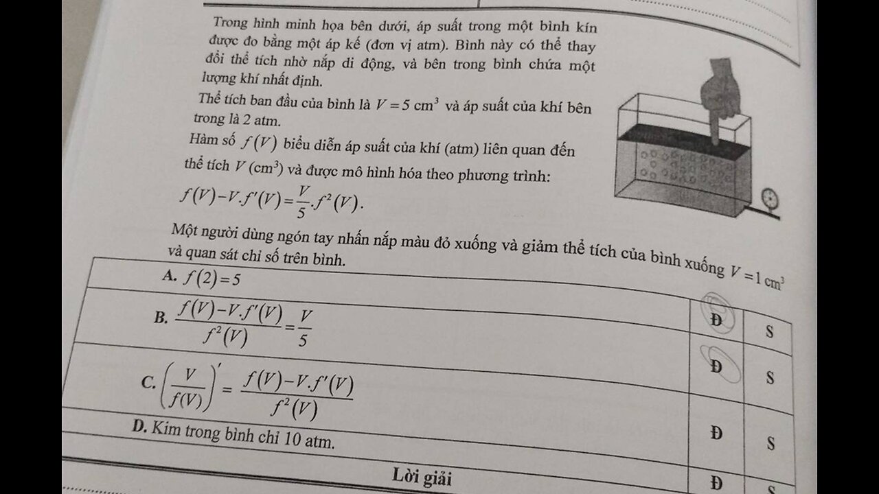Toán 12: Trong hình minh họa bên dưới, áp suất trong một bình kín được đo bằng một áp kế (đơn vị atm