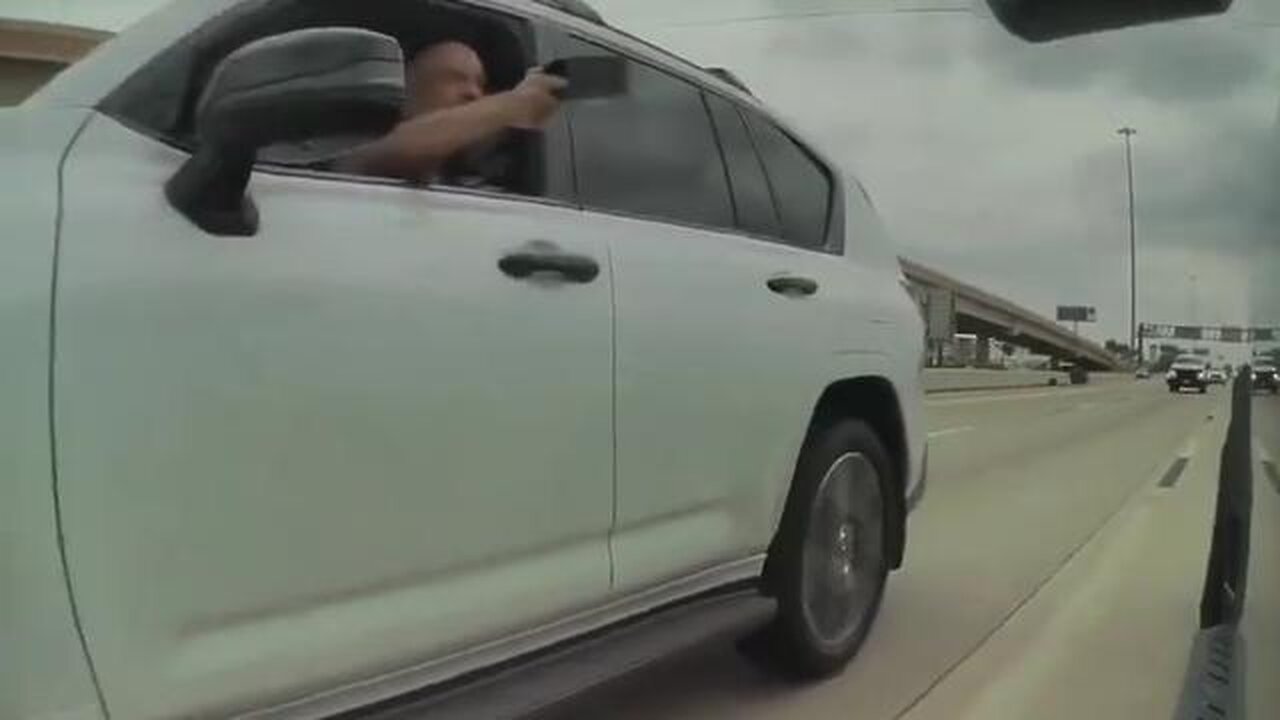 #LEFTIST #Lexus pulled up beside #Tesla #Cybertruck wielding what looked like a holstered #gun