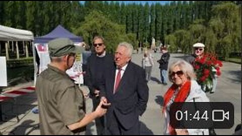 DDR-Staatsratsvorsitzender Egon Krenz im Gespräch mit Rüdiger Hoffmann am 80. Jahrestag des Sieges