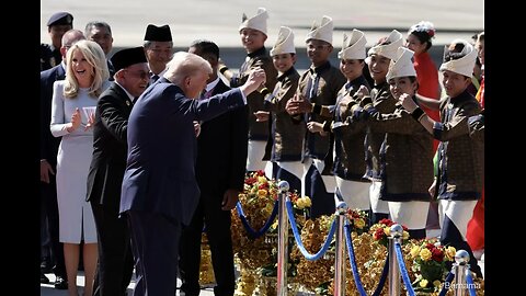 Trump begins visit to Malaysia with clown dance 😲 It's embarrassing.