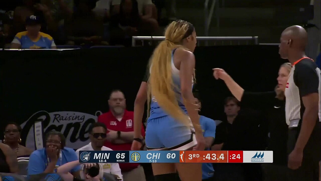 👀 Angel Reese HECKLED at HOME GAME, tries to get ref to KICK THEM OUT | Chicago Sky WNBA basketball