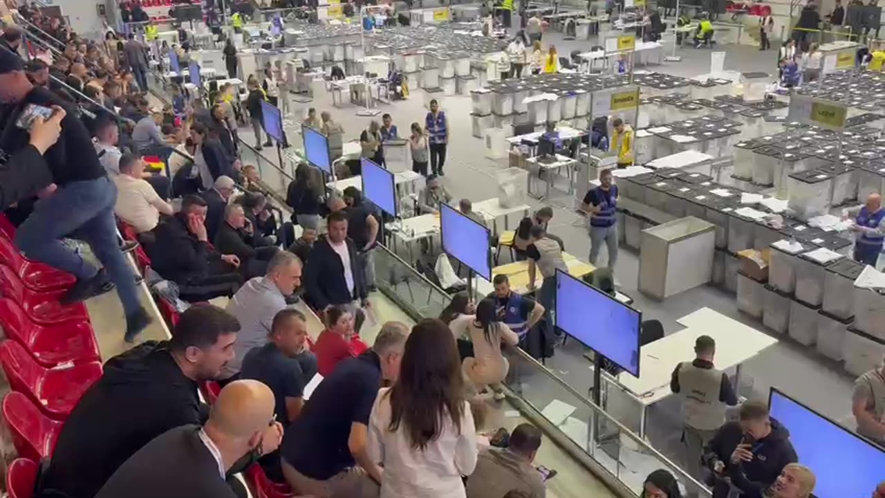 Agron Gjekmarkaj feston ditëlinjen në parkun Olimpik, Elda Hoti e surpizon me tortë