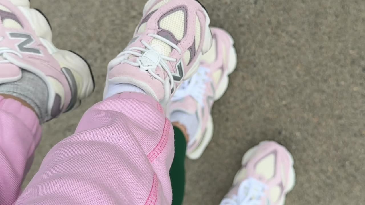 Like parent, like baby 👟💞 Too cute!