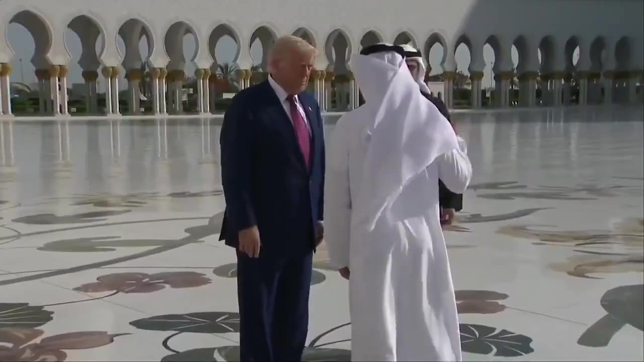 🚨🔥President Trump proceeds through the Sahan Courtyard of Abu Dhabi