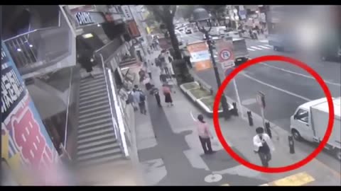 Man Seen Teleporting in Security Footage🧐🤔