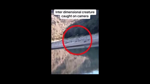 Une étrange créature interdimensionnelle est filmée en train de marcher au bord d'un lac en Bolivie.